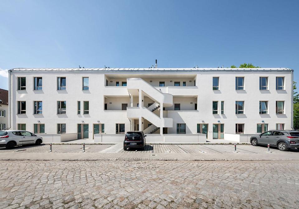 Moderne 2-Zimmer mit Wasserblick nahe Tesla – Bild 4