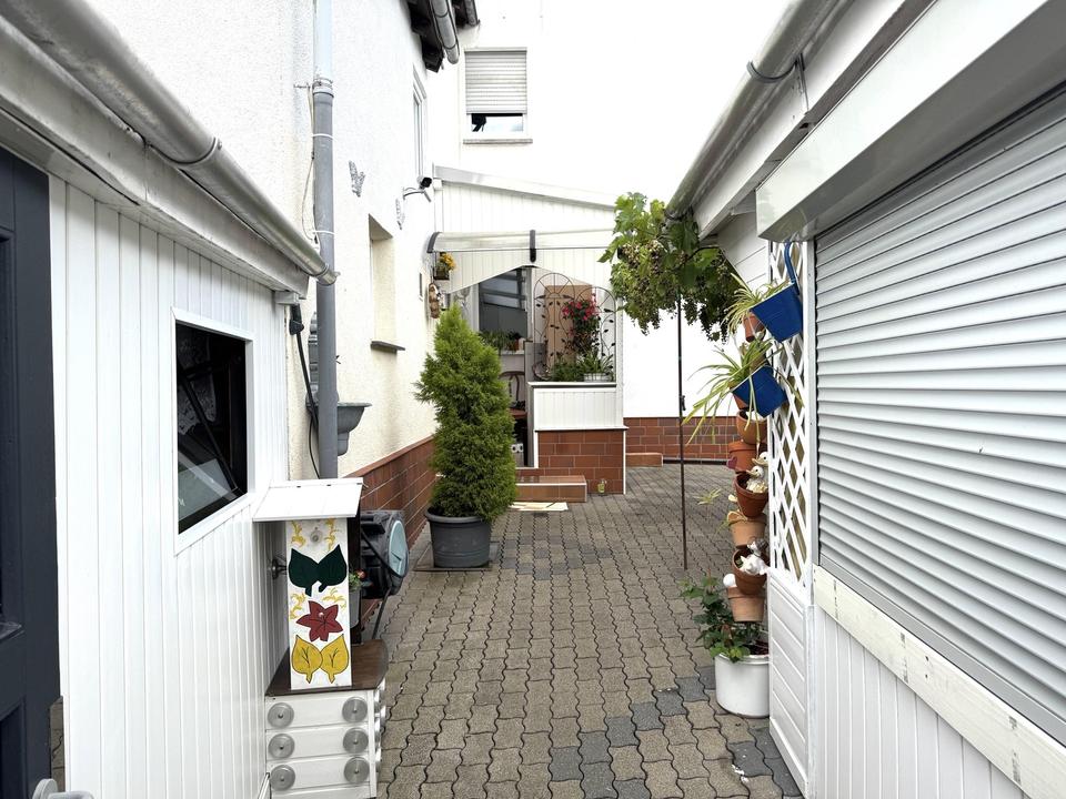 Bezugsfertiges Einfamilienhaus mit Pool, Einbauküche und Carport für zwei PKW – Bild 11