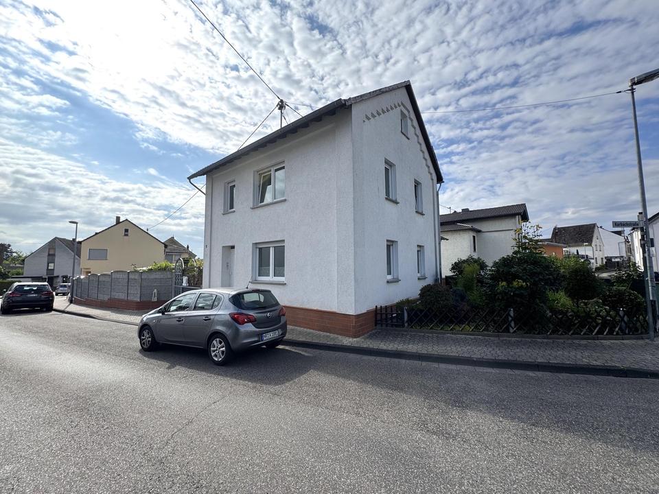 Bezugsfertiges Einfamilienhaus mit Pool, Einbauküche und Carport für zwei PKW – Bild 3