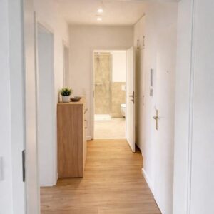 Modernisierte 2-Zimmer-Wohnung mit Parkett, neuer Küche, Bad, Aufzug & Tiefgarage – Nähe Mainufer