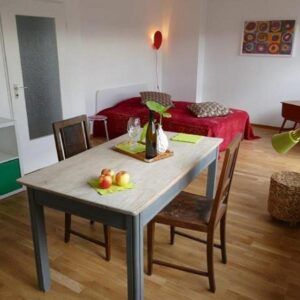 möbl. Terrassen-Apartment,mit Wohnküche. TH+FH+Flughafen+Zentrum gut erreichbar.