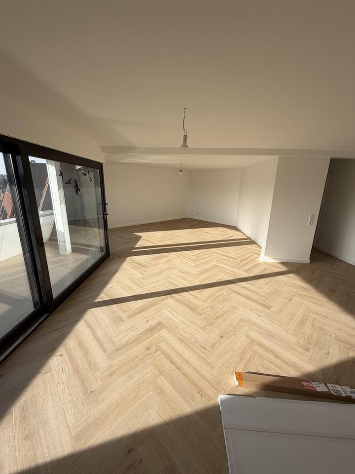 ***Renovierte Penthouse Eigentumswohnung 3,5 Zimmer 120 m2 Zentral Aufzug*** – Bild 5