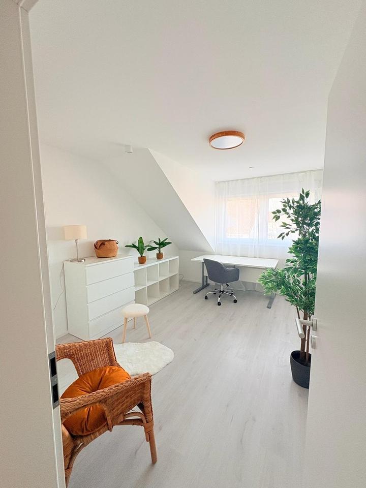 Moderne 3,5-Zimmer-Maisonette möbliert mit Heimkino, Wallbox & Klimaanlage – Bild 21