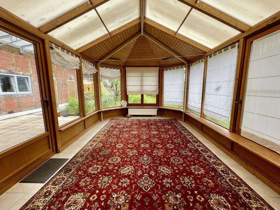 Nachhaltiger Bungalow mit Wintergarten, Garage und Garten – Bild 15