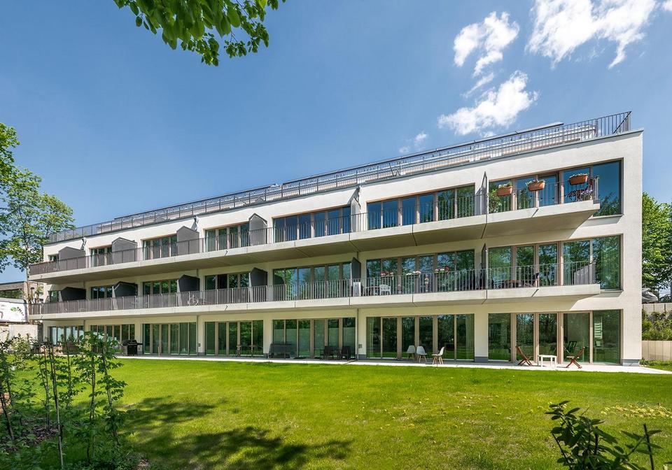 Moderne 2-Zimmer mit Wasserblick nahe Tesla