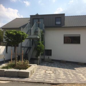 Großzügige 5 Zimmer Wohnung mit Terrasse und Garten