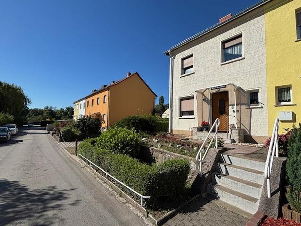 Reihenendhaus, unterkellert mit Nebengelass und Garten – Bild 2