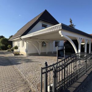 Einfamilienhaus mit Nebengebäude und Lager