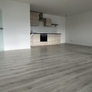 Modernisierte 2-Zimmer-Wohnung (ca. 57 m²) mit Balkon und Einbauküche - zentral in der City