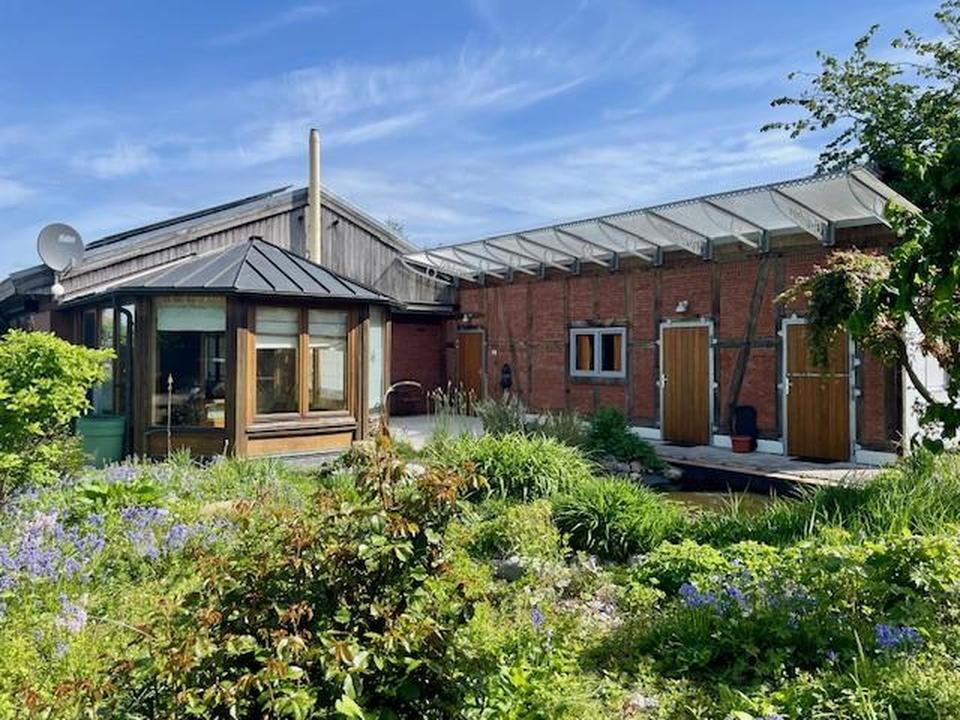 Nachhaltiger Bungalow mit Wintergarten, Garage und Garten – Bild 19