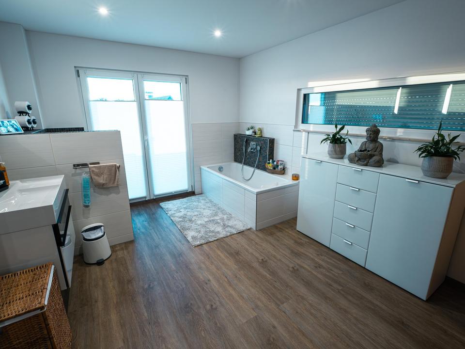 Moderne Stadtvilla (Bj. 2020) | A+ | PV & Speicher | Sauna | Waldblick | sofort bezugsfrei – Bild 11