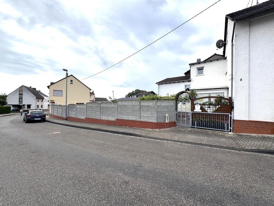 Bezugsfertiges Einfamilienhaus mit Pool, Einbauküche und Carport für zwei PKW – Bild 5