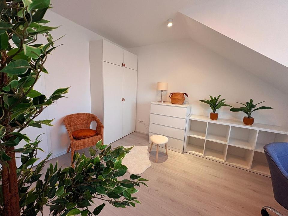 Moderne 3,5-Zimmer-Maisonette möbliert mit Heimkino, Wallbox & Klimaanlage – Bild 23