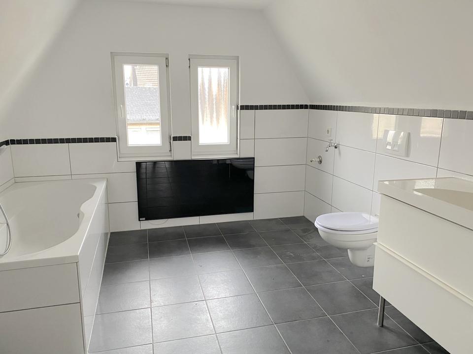 Wohnen mit Blick auf den Dillturm -Dillenburg 3ZKB Dachgeschosswohnung – Bild 4