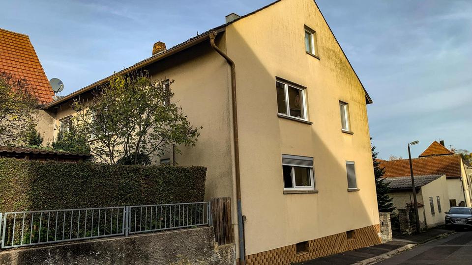 Großzügiges Zweifamilienhaus mit ausgebautem DG, 10 Zimmer, 2 Garagen – ideal für Mehrgenerationen
