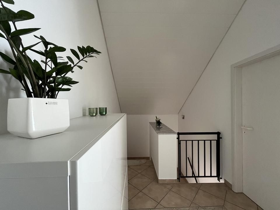 Stilvolle Maisonette-Wohnung mit Panorama-Flair – Wohnen auf zwei Ebenen – Bild 10