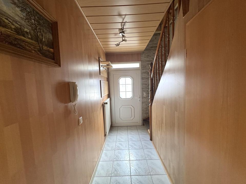 Bezugsfertiges Einfamilienhaus mit Pool, Einbauküche und Carport für zwei PKW – Bild 29