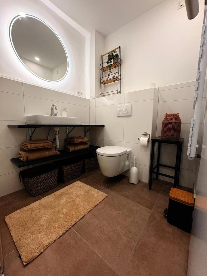 Moderne 3,5-Zimmer-Maisonette möbliert mit Heimkino, Wallbox & Klimaanlage – Bild 19