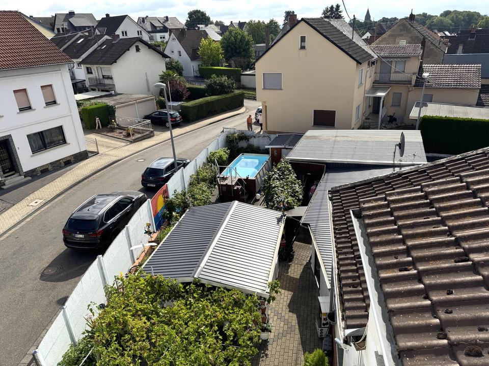 Bezugsfertiges Einfamilienhaus mit Pool, Einbauküche und Carport für zwei PKW – Bild 13