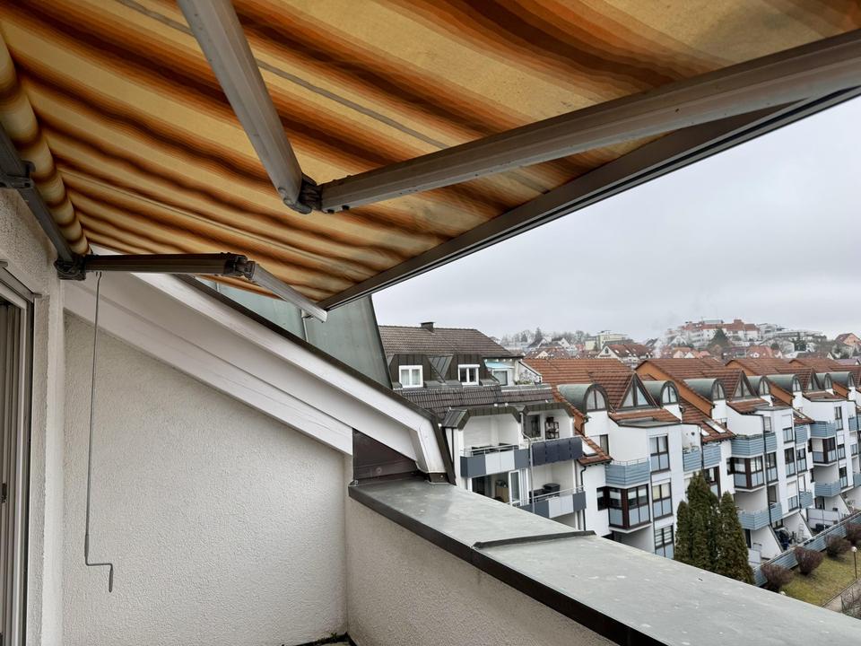 Lichtdurchflutete zentrale 3-Zi.-Wohnung mit hohen Decken und großer Loggia – Bild 10