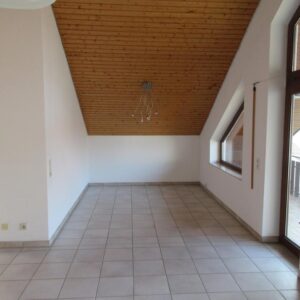 Gepflegte 2,5 Zimmer -DG-Wohnung mit Balkon und EBK in Pforzheim