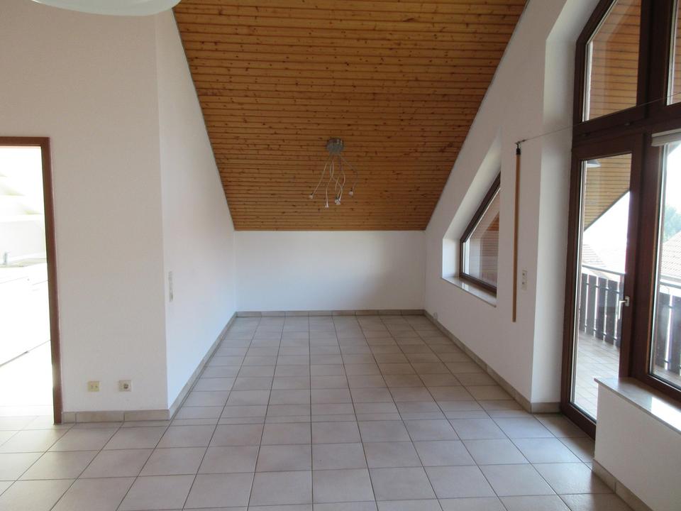 Gepflegte 2,5 Zimmer -DG-Wohnung mit Balkon und EBK in Pforzheim