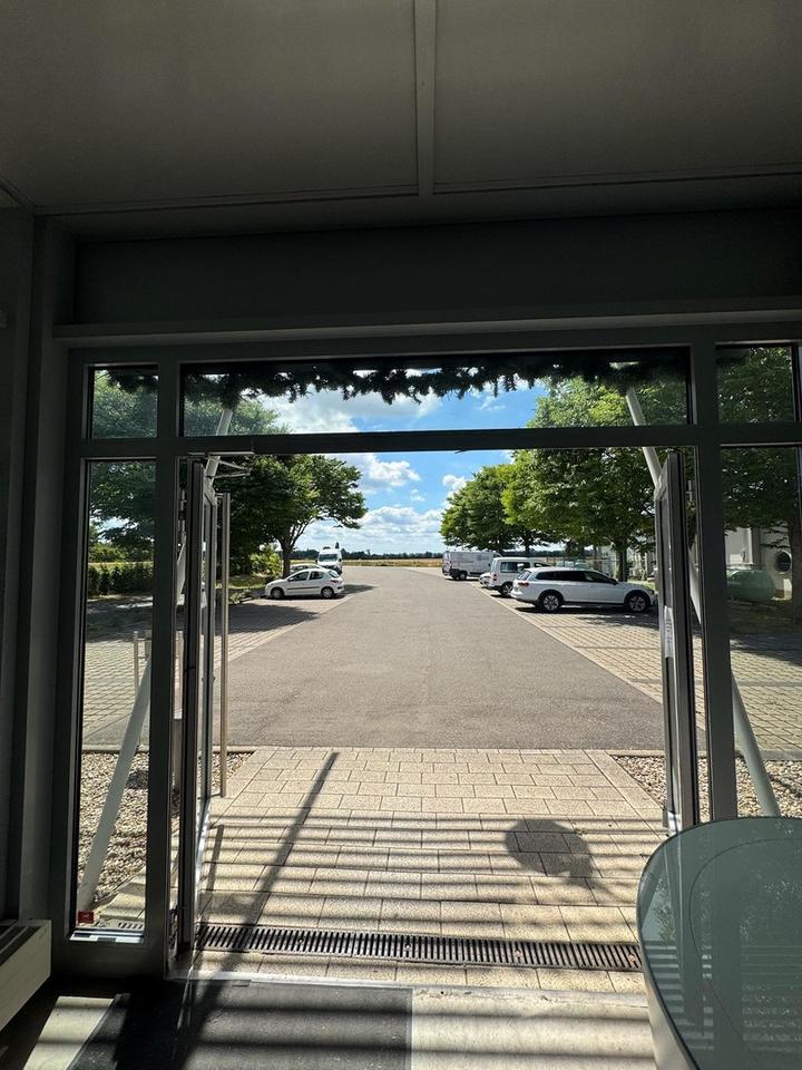 Gläserne, transparente Gewerbehalle – Bild 4