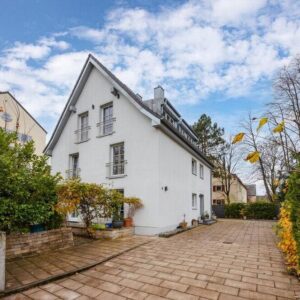 Kernsaniertes Mehrfamilienhaus mit Gewerbeeinheit