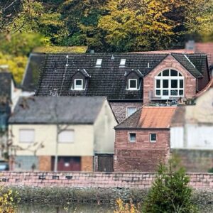 Altstadt-MFH mit Mainblick, Dachterrasse & Entwicklungspotenzial – provisionsfrei