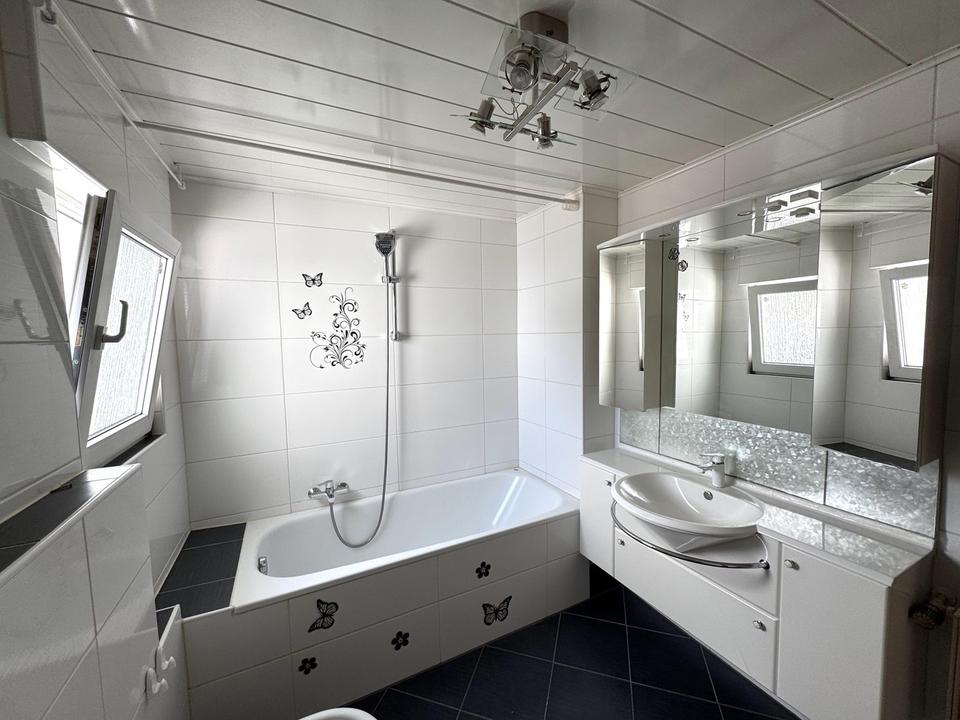 Bezugsfertiges Einfamilienhaus mit Pool, Einbauküche und Carport für zwei PKW – Bild 39