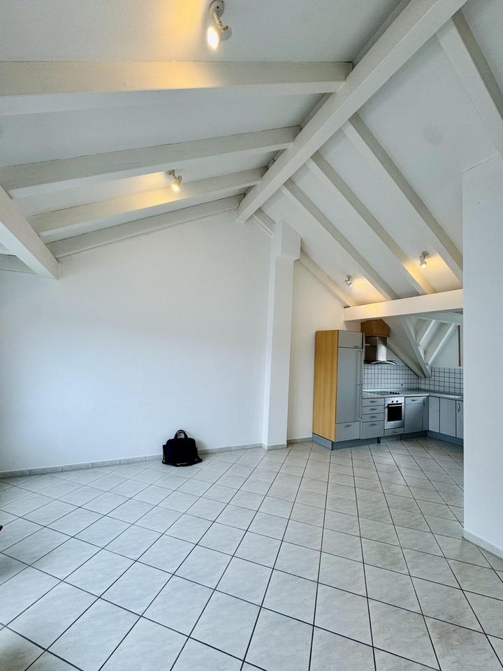 Lichtdurchflutete zentrale 3-Zi.-Wohnung mit hohen Decken und großer Loggia – Bild 2