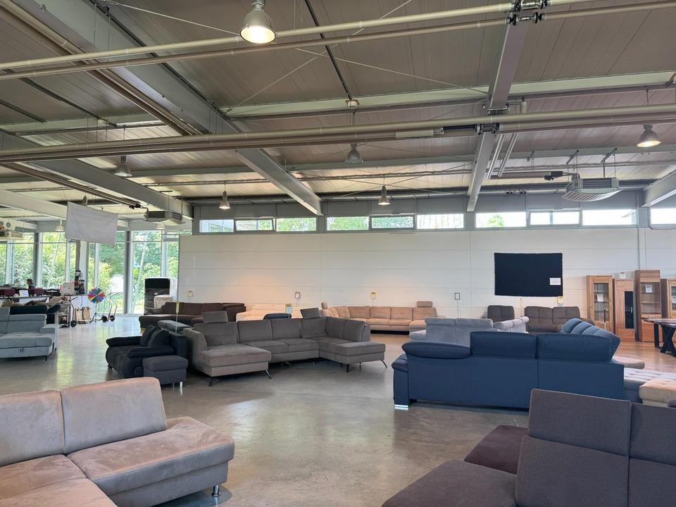 Gläserne, transparente Gewerbehalle – Bild 6