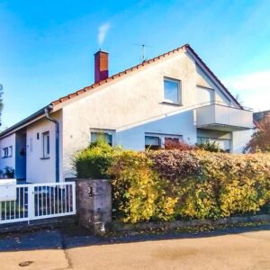 Freistehendes Einfamilienhaus, großer Garten, ELW und Doppelgarage am Milcherberg von Privat