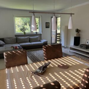 Ohne Provision - Charmante Dachgeschosswohnung mit viel Tageslicht im Grünen.