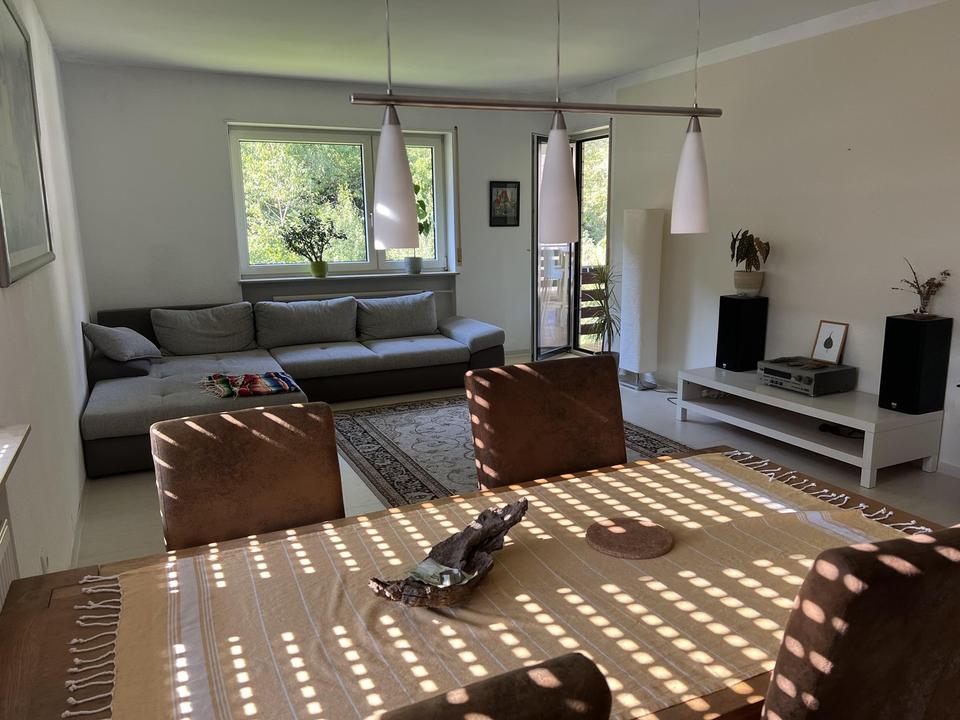 Ohne Provision - Charmante Dachgeschosswohnung mit viel Tageslicht im Grünen.