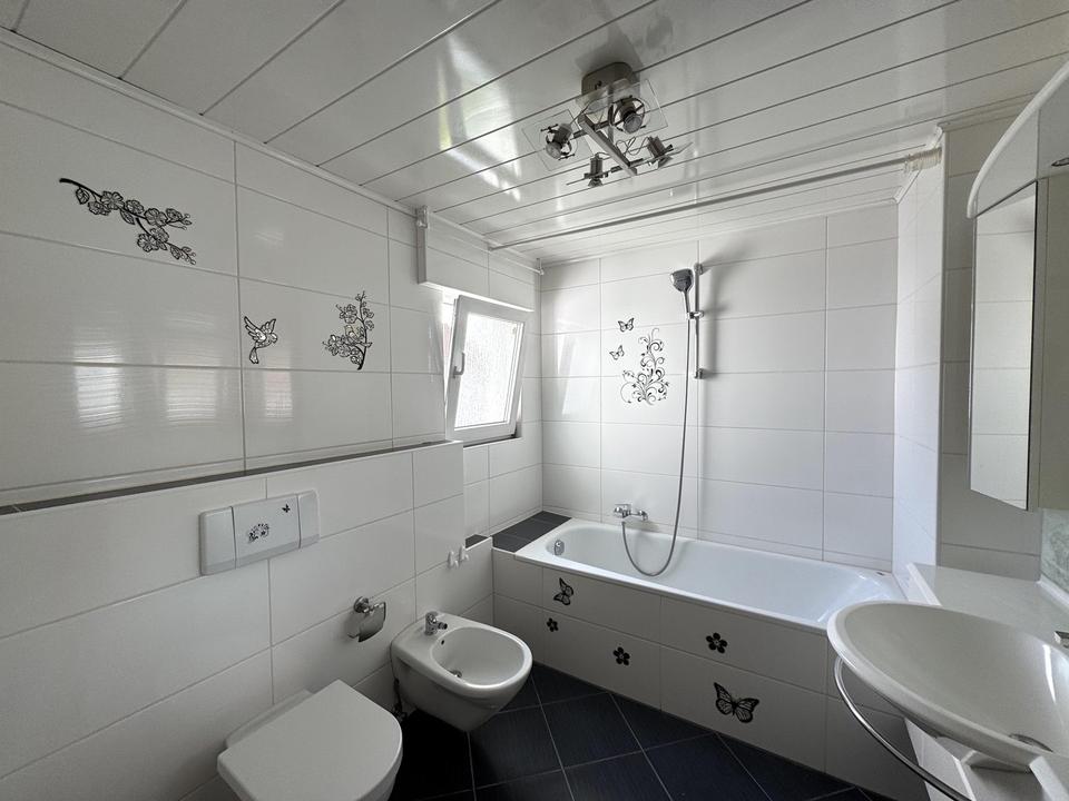 Bezugsfertiges Einfamilienhaus mit Pool, Einbauküche und Carport für zwei PKW – Bild 38