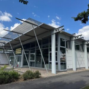 Gläserne, transparente Gewerbehalle