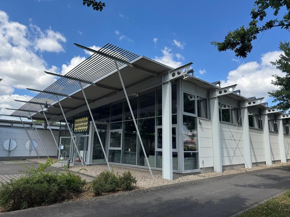 Gläserne, transparente Gewerbehalle