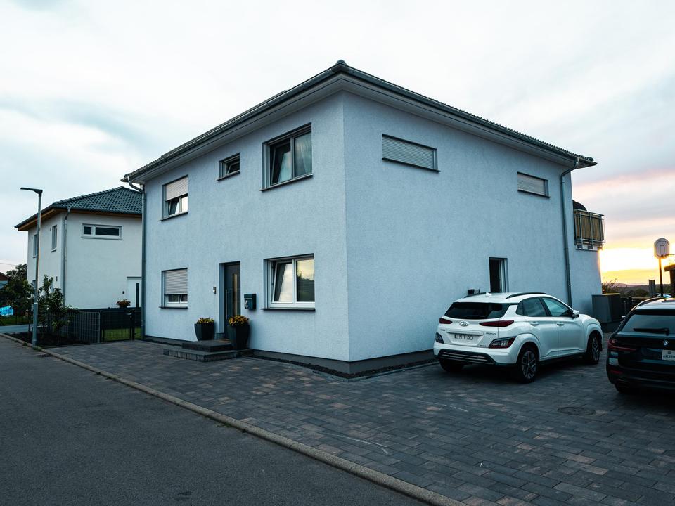 Moderne Stadtvilla (Bj. 2020) | A+ | PV & Speicher | Sauna | Waldblick | sofort bezugsfrei – Bild 2