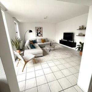 Frisch renovierte 4-Zimmer-Wohnung mit Balkon & Stellplätzen