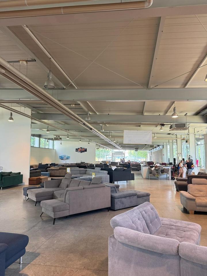 Gläserne, transparente Gewerbehalle – Bild 11