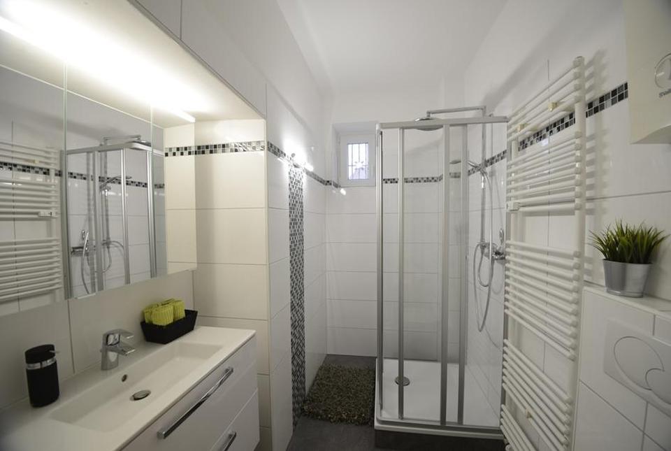 Modern möblierte Wohnung im Hochparterre einer kernsanierten Jugendstil-Villa. – Bild 3