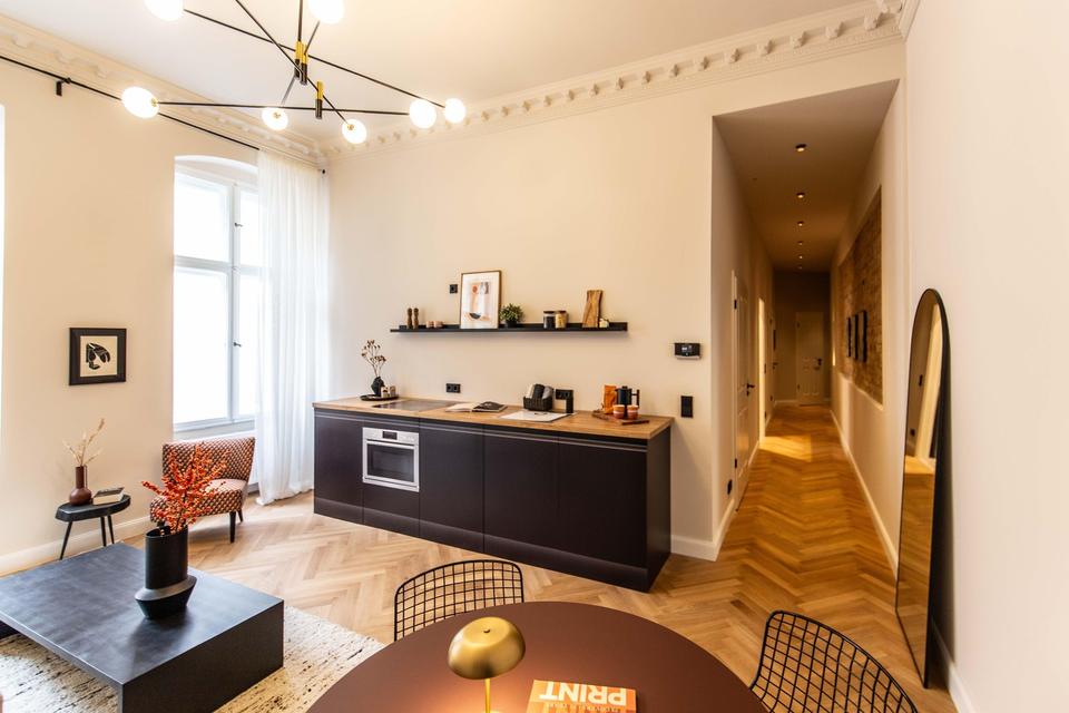 Stilvoller Altbau-Traum in bester Lage in Berlin-Mitte 2,5 Zimmern und luxuriösem Interior-Konzept – Bild 3