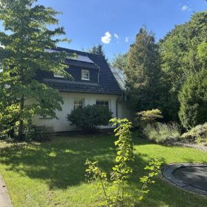 Einfamilienhaus mit 3 Seitenhof und separatem Gästehaus