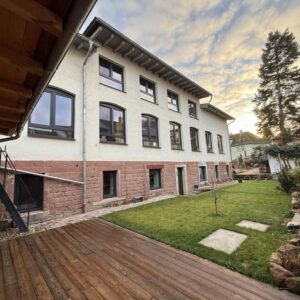 Loft mit 100 m² Wohnbereich, 40 m² Büro und Garten