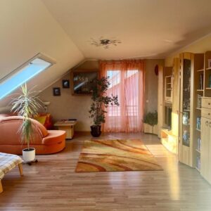 ETW, 5ZKB mit 120 m² Privatgarten, Balkon, Garage