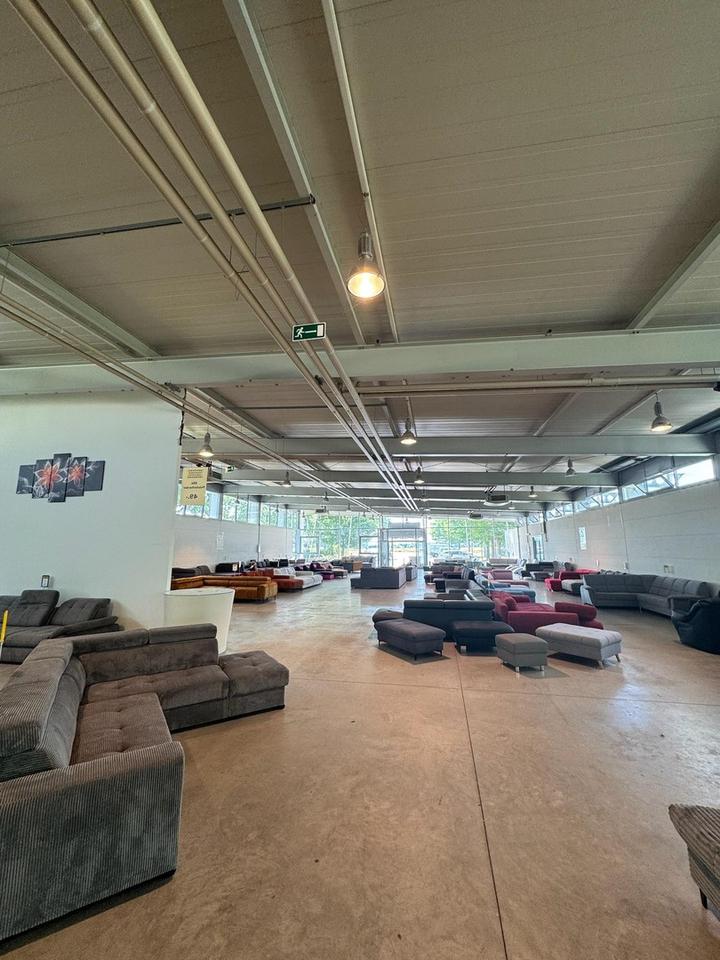 Gläserne, transparente Gewerbehalle – Bild 9