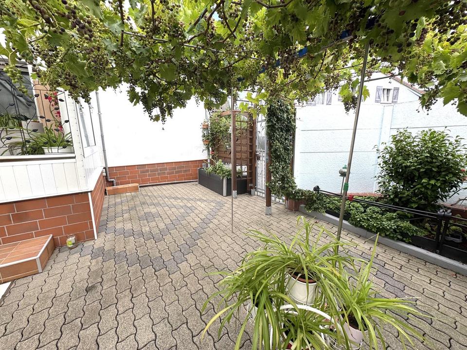 Bezugsfertiges Einfamilienhaus mit Pool, Einbauküche und Carport für zwei PKW – Bild 7