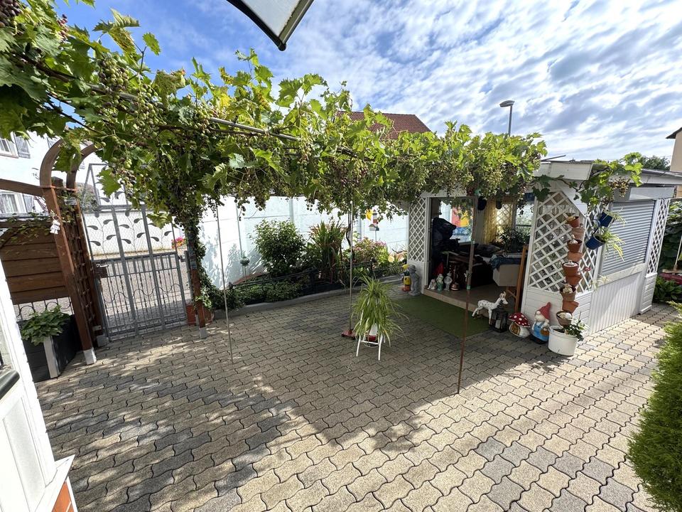 Bezugsfertiges Einfamilienhaus mit Pool, Einbauküche und Carport für zwei PKW – Bild 12