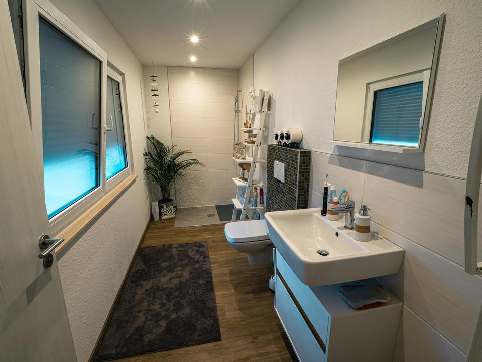 Moderne Stadtvilla (Bj. 2020) | A+ | PV & Speicher | Sauna | Waldblick | sofort bezugsfrei – Bild 9